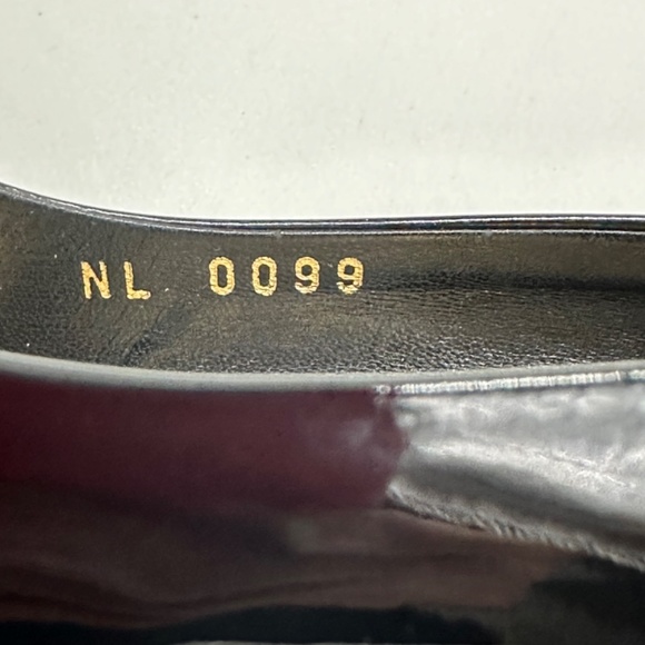 LOUIS VUITTON “OH REALLY” Padlock Round Toe Black Pumps - Picture 9 of 16